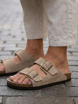 Sandalia hawaii genuins en color taupe con doble hebilla en piel serraje. La sandalia mas comoda de España.