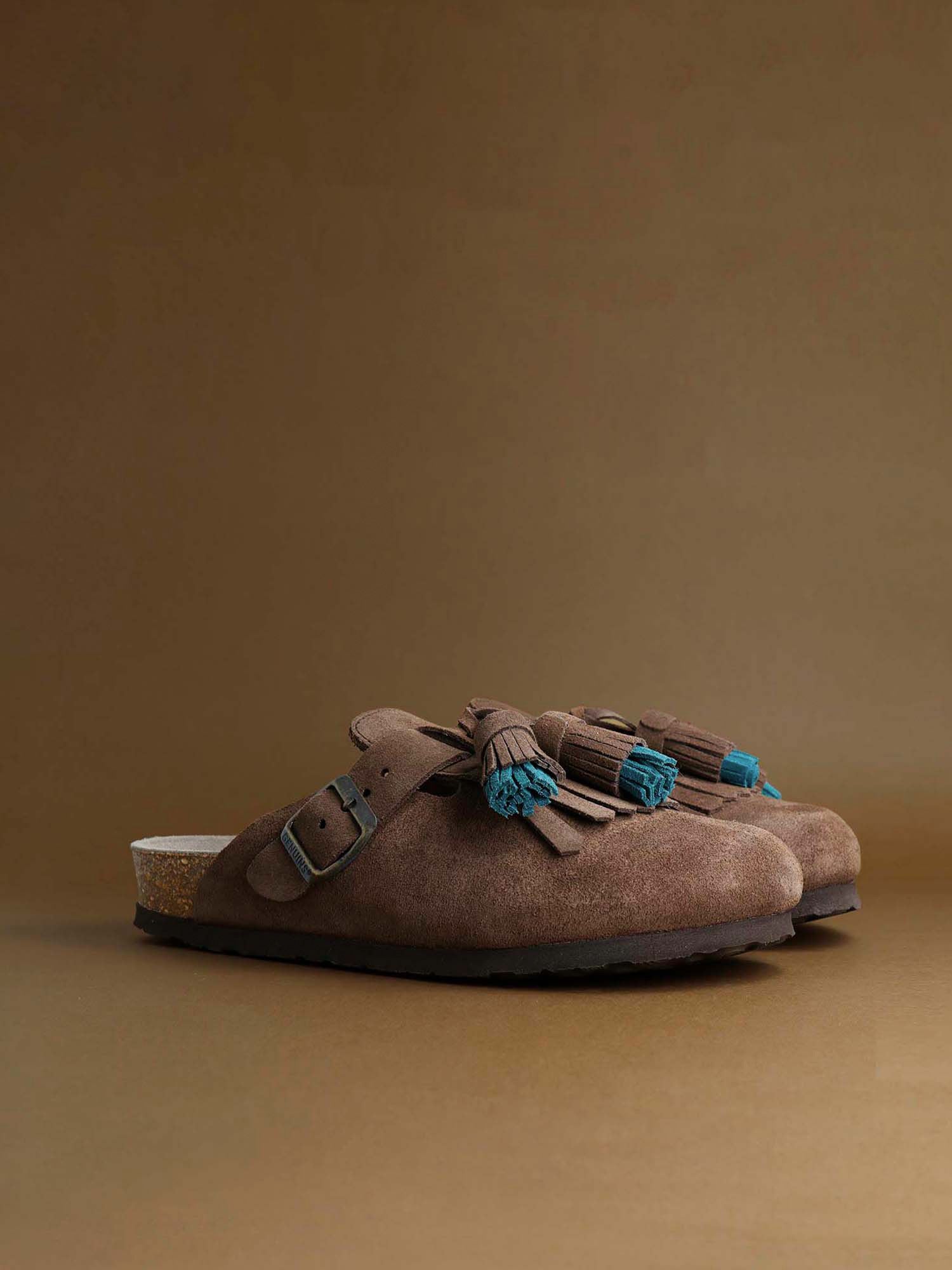 BORA VELOUR BROWN El zueco de piel que combina comodidad y estilo para tu día a día.