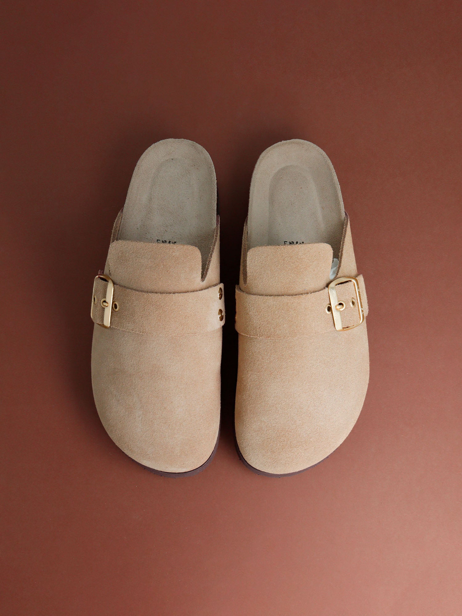 Zueco anatómico de piel serraje taupe con hebilla ajustable, plantilla de corcho y foam   con suela de EVA ligera. Diseñado y fabricado en Elche por Genuins