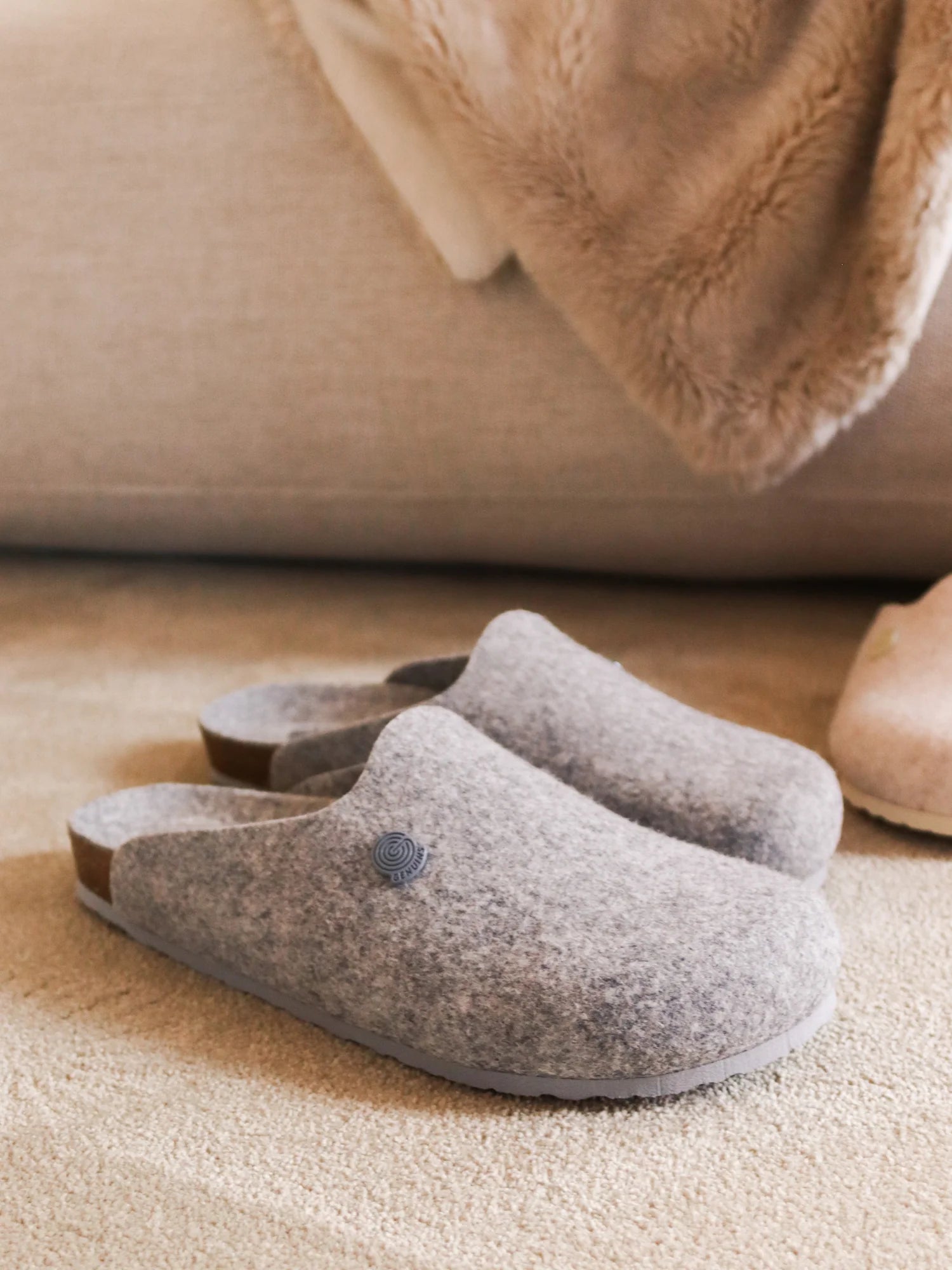 HELSINKI MONOCHROME GRAY WOMAN