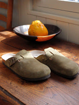 Zueco Genuins Riva  de piel serraje color kaki con planta anatómica de caucho corcho y hebilla ajustable metálica para hombre bodegón