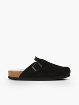 Zueco Genuins Riva  de piel serraje color negro  con planta anatómica de caucho corcho y hebilla ajustable metálica para mujer en vista lateral  
