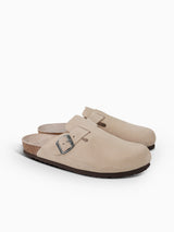 Zueco Genuins Riva  de piel serraje color taupe con planta anatómica de caucho corcho y hebilla ajustable metálica vista doble lateral